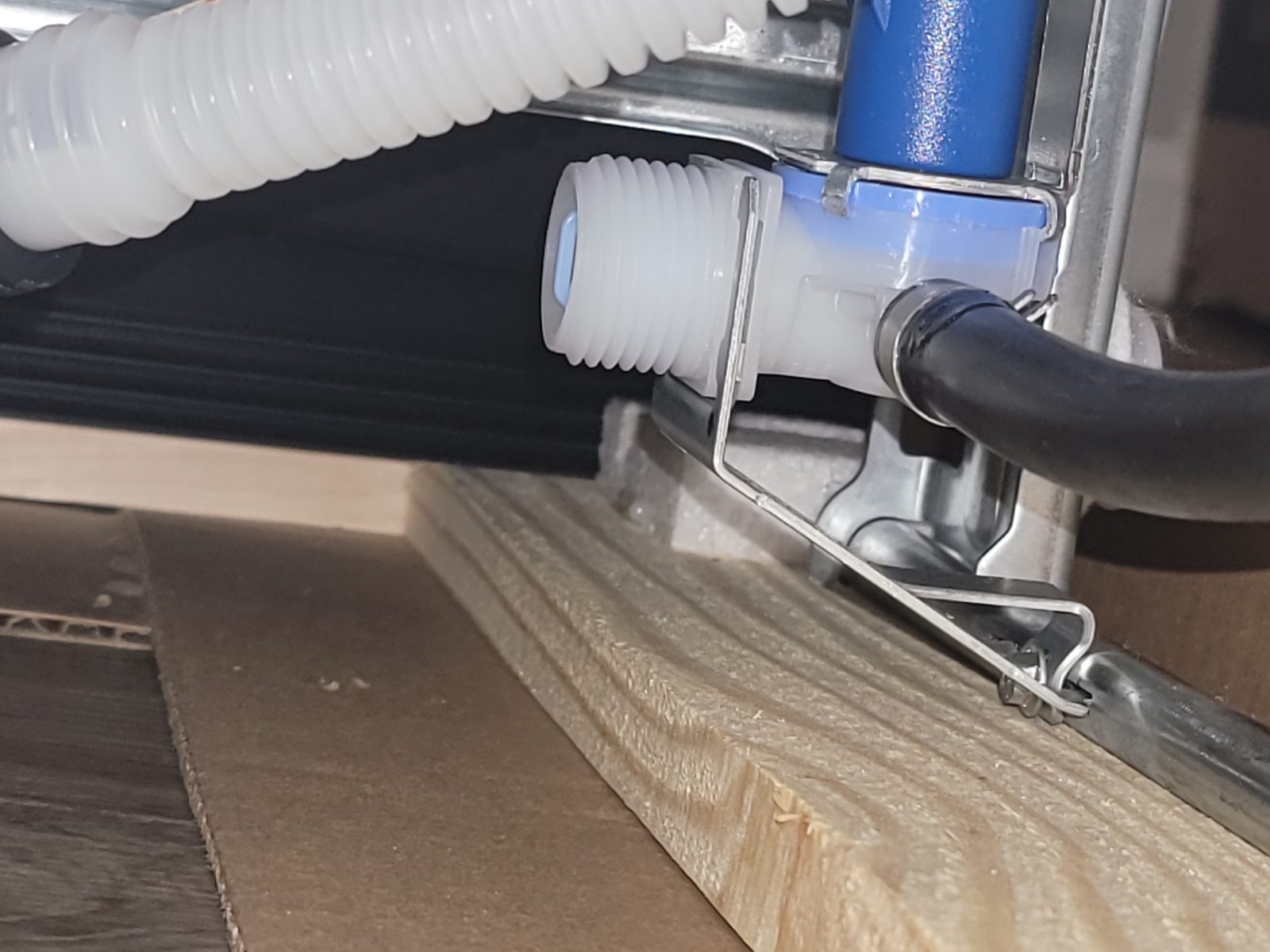 Refrigerator water inlet valve